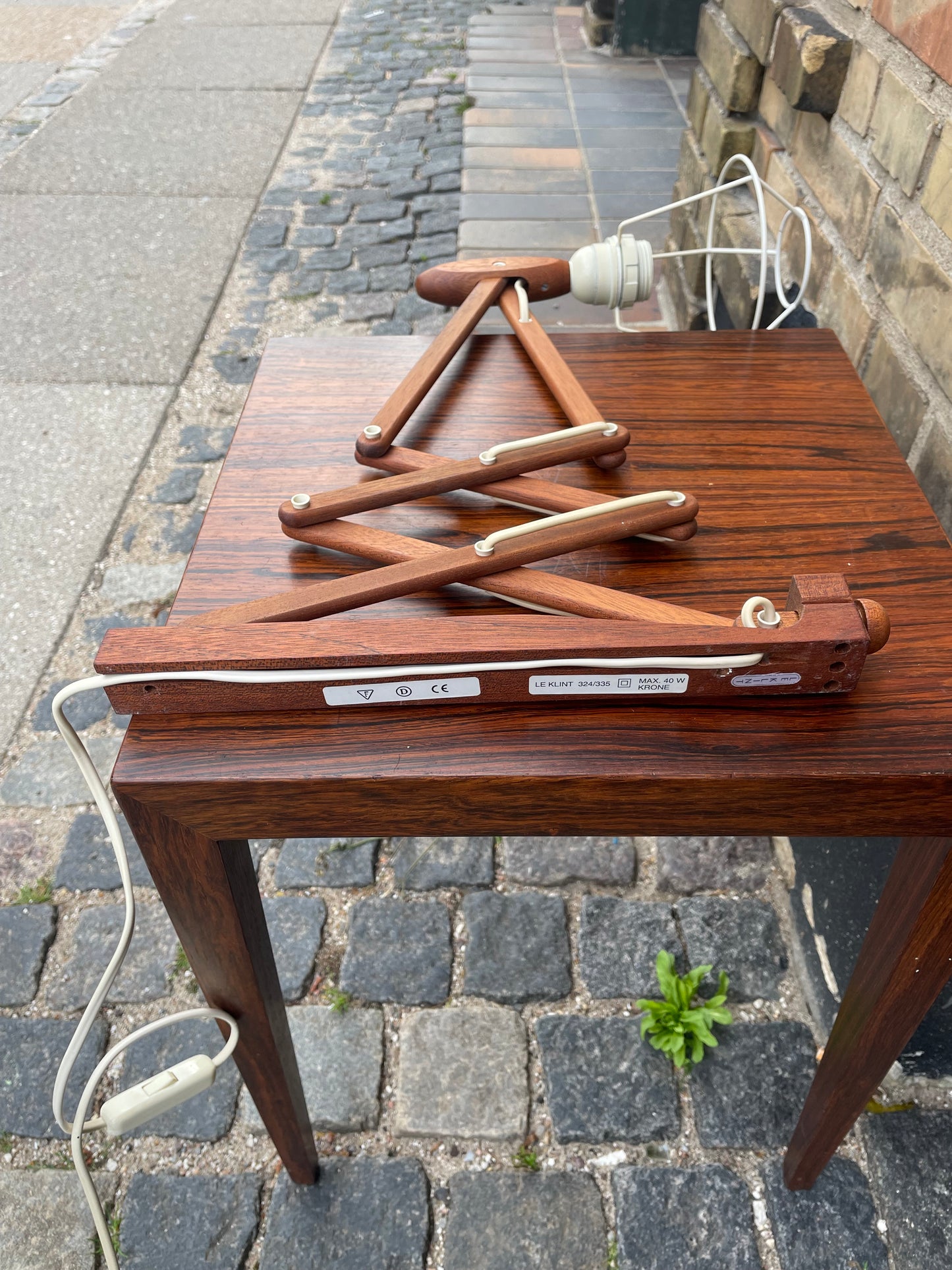 Klassisk Le Klint sakselampe, udført i teak - nr. 04070