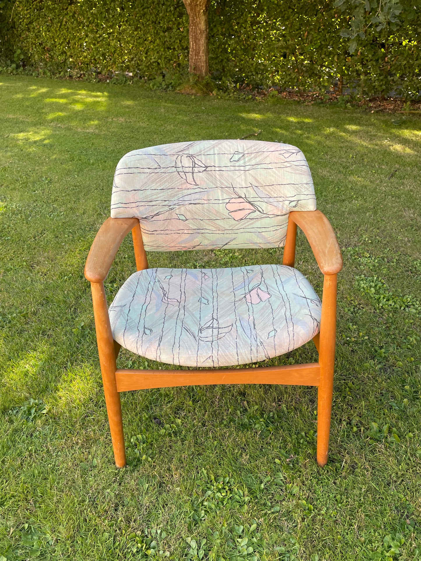 Fritz Hansen armstol i bøg, design af Ejner Larsen og Aksel Bender Madsen - nr. 04080
