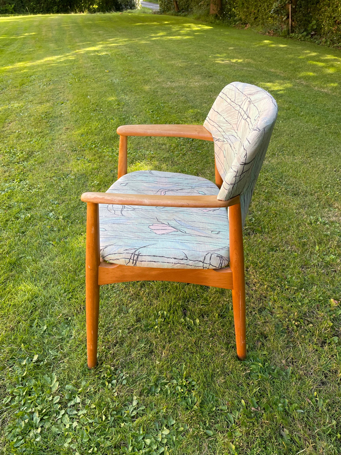 Fritz Hansen armstol i bøg, design af Ejner Larsen og Aksel Bender Madsen - nr. 04080