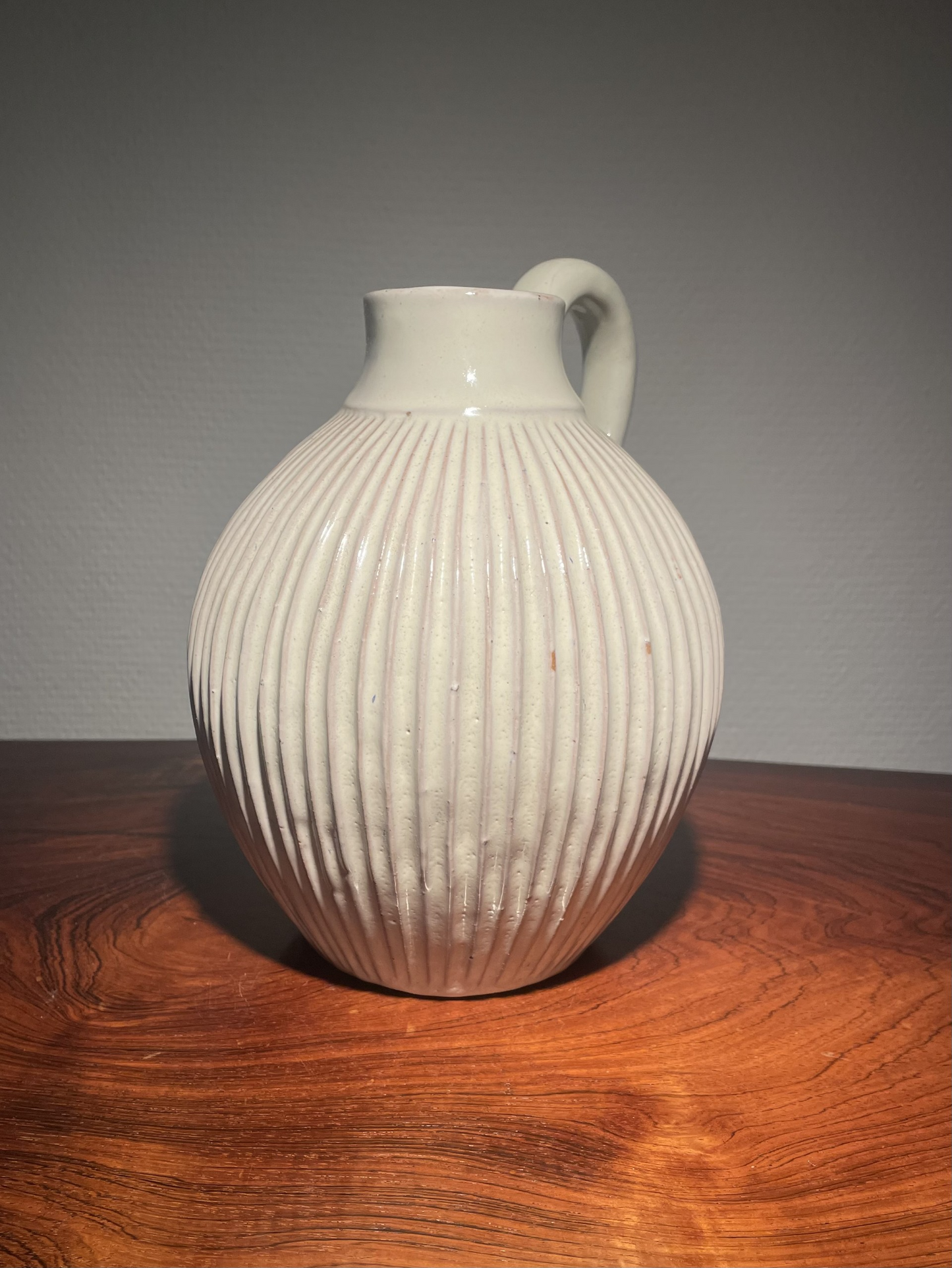 Lillemor Clement og Inge Folmer Larsen stentøj kande fra 1950erne - nr. 250225