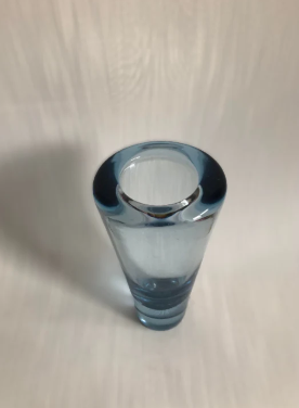 Smuk safirblå glasvase fra Holmegaard, design af per Lutken 1950erne