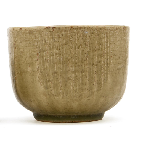 モスグリーンの釉薬で装飾され、モチーフが浮き彫りにされた四面の石器ボウル。エヴァ・シュテル・ニールセン（1911年フレゼリクスベア生まれ、1976年没）がデザインし、SAXBOのために製作された。 