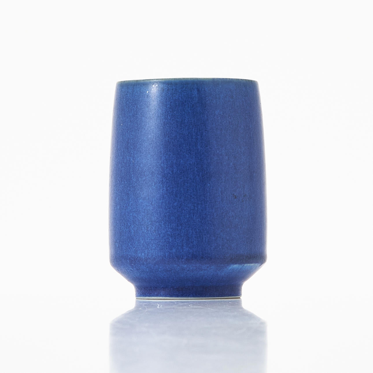 Smuk stentøjsvase fra Palshus, udført i koboltblå harepelsglasur