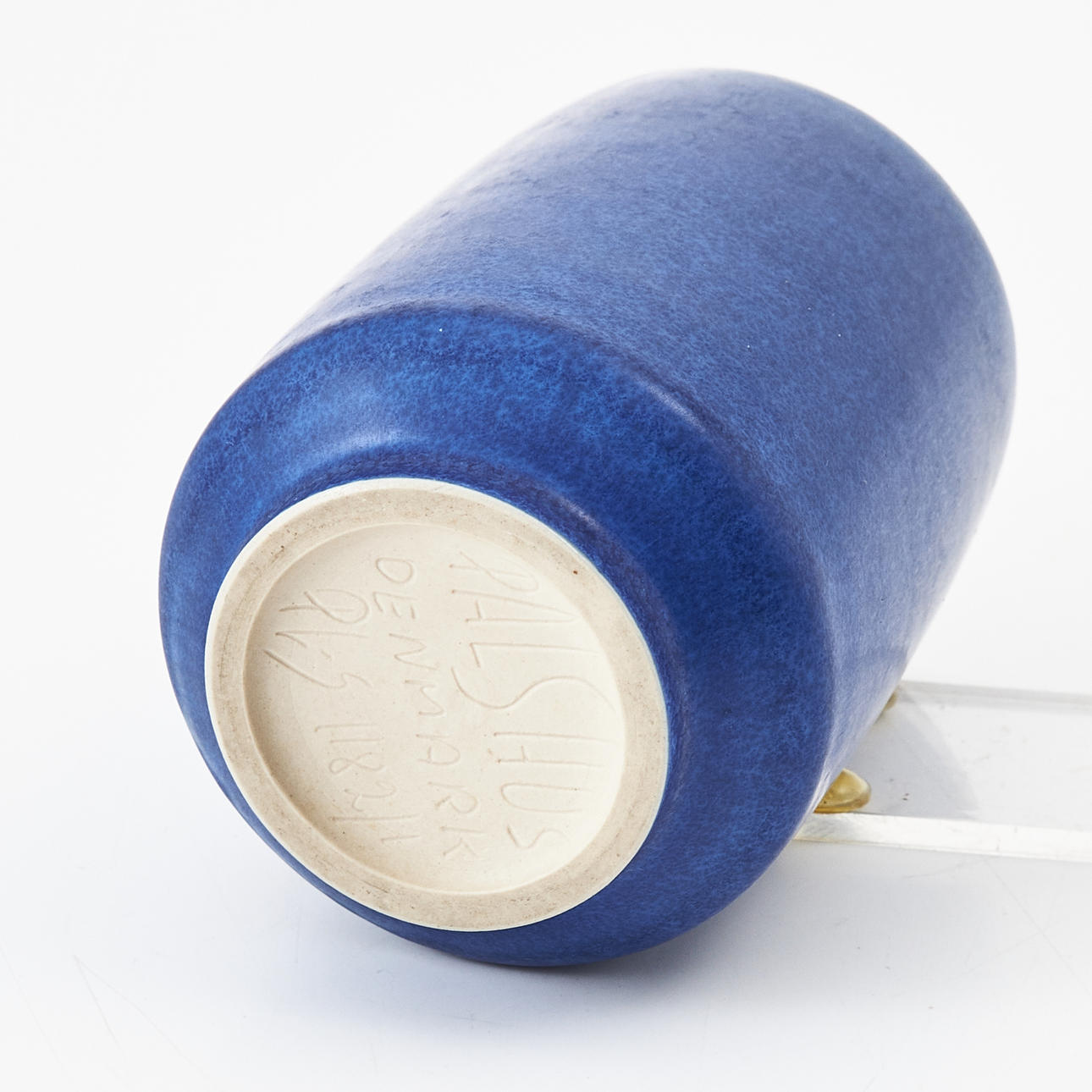 Smuk stentøjsvase fra Palshus, udført i koboltblå harepelsglasur