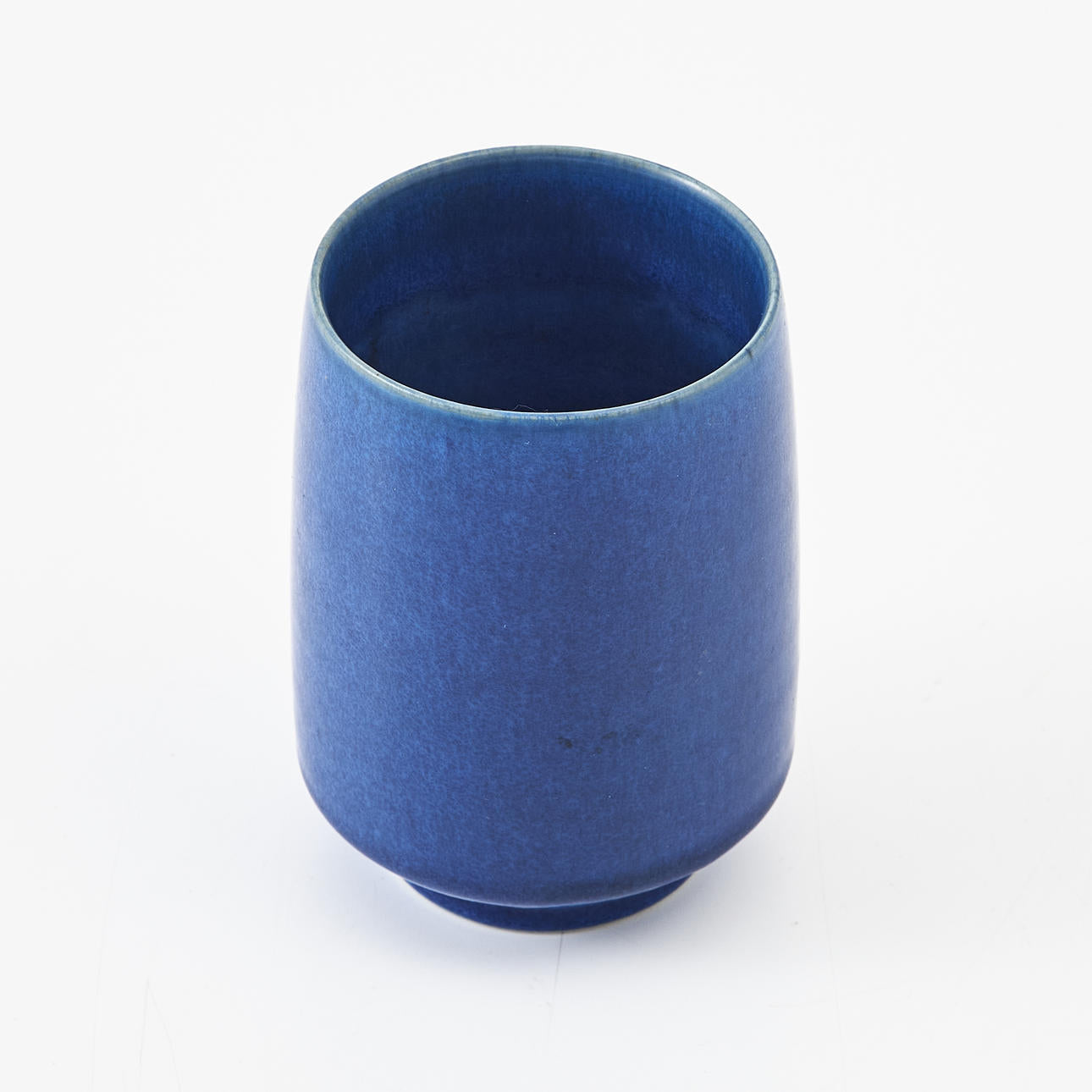 Smuk stentøjsvase fra Palshus, udført i koboltblå harepelsglasur
