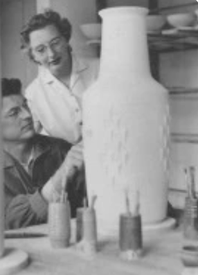 Smuk stentøjsvase fra Palshus, udført i koboltblå harepelsglasur