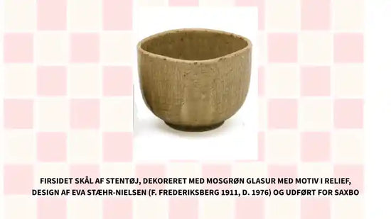 Firsidet sk&aring;l af stent&oslash;j, dekoreret med mosgr&oslash;n glasur med motiv i relief, design af Eva St&aelig;hr-Nielsen (f. Frederiksberg 1911, d. 1976) og udf&oslash;rt for SAXBO by@Outfy