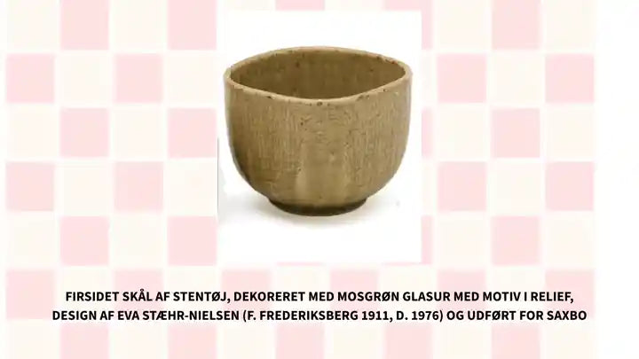 Firsidet sk&aring;l af stent&oslash;j, dekoreret med mosgr&oslash;n glasur med motiv i relief, design af Eva St&aelig;hr-Nielsen (f. Frederiksberg 1911, d. 1976) og udf&oslash;rt for SAXBO by@Outfy