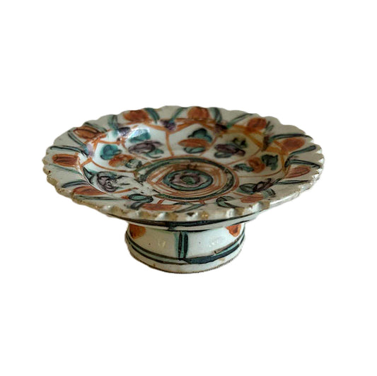 Dette er en antik kinesisk Benjarong skål (alterskål/tazza) af porcelæn fra før 1900-tallet