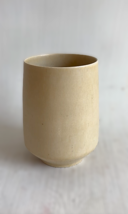 Flot stentøjsvase fra Palshus, udført i beigefarvet harepelsglasur.