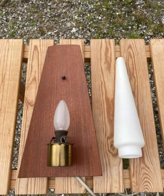 Beautiful wall lamp in slightly curved teak, brass and with opal glass shade - no. 028090