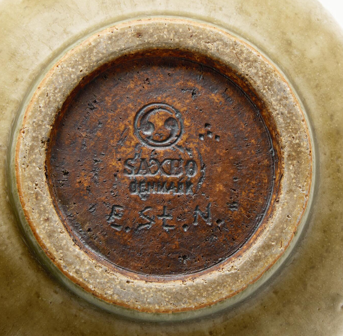 モスグリーンの釉薬で装飾され、モチーフが浮き彫りにされた四面の石器ボウル。エヴァ・シュテル・ニールセン（1911年フレゼリクスベア生まれ、1976年没）がデザインし、SAXBOのために製作された。 