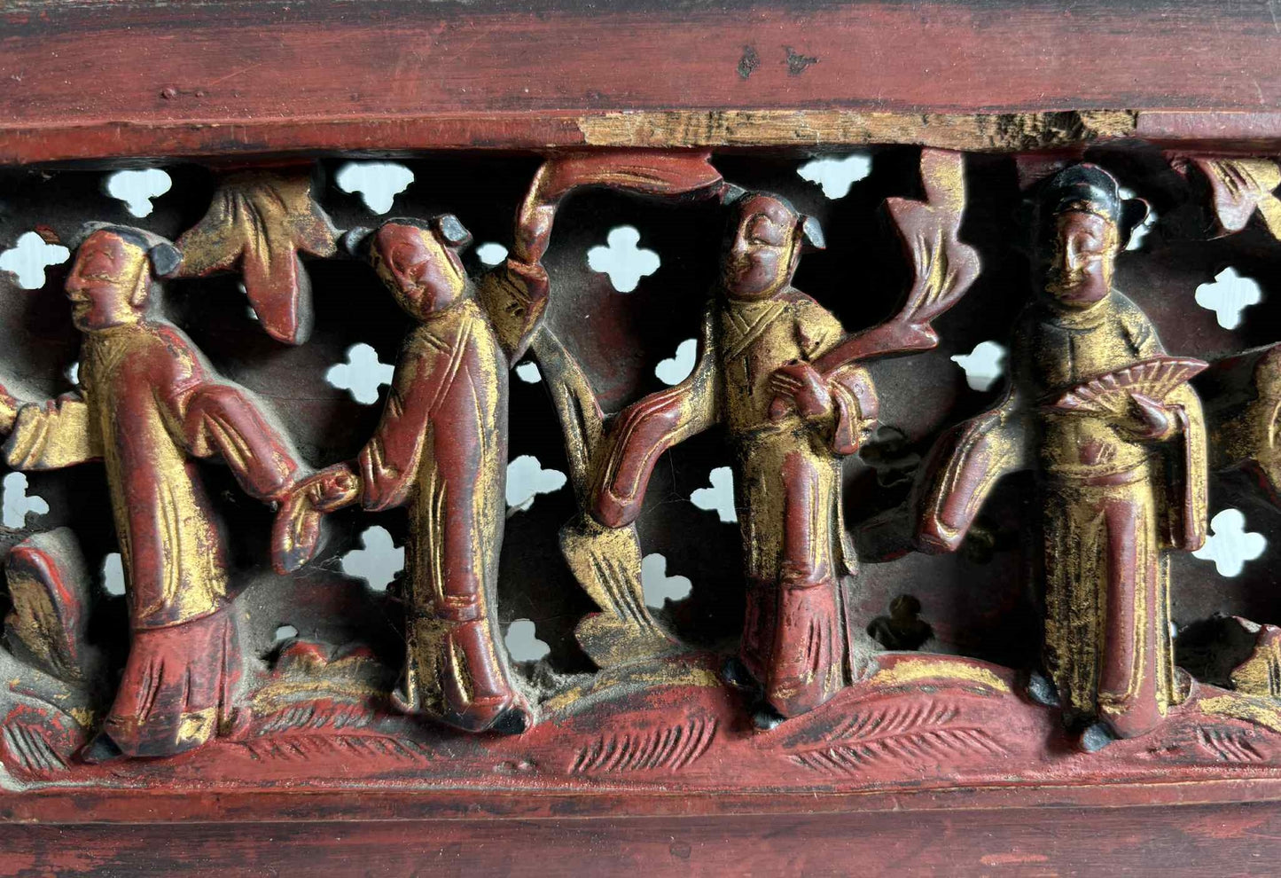 パネルに人物や風景が豊かに彫られた、中国の彩色・金箔を施した木製の2つのパネル