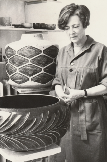 モスグリーンの釉薬で装飾され、モチーフが浮き彫りにされた四面の石器ボウル。エヴァ・シュテル・ニールセン（1911年フレゼリクスベア生まれ、1976年没）がデザインし、SAXBOのために製作された。 