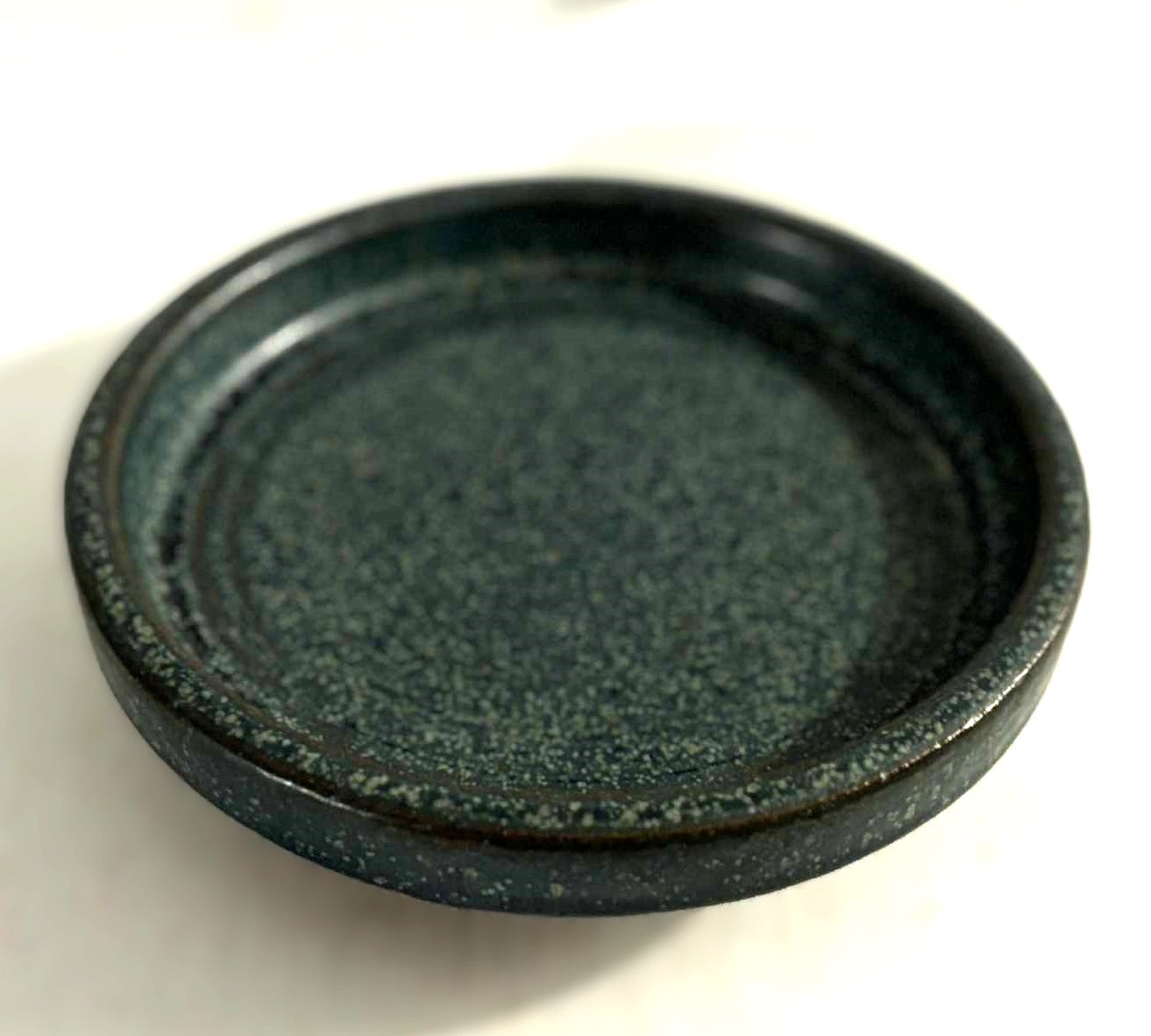 パルシュス産のミディアムサイズで希少なライトブルーの釉薬をかけた石器皿