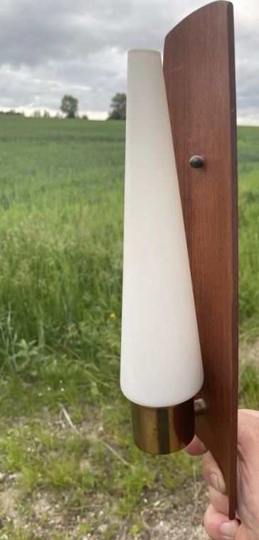 Smuk væglampe i let buet teak, messing- og med opalglasskærm - nr. 028090