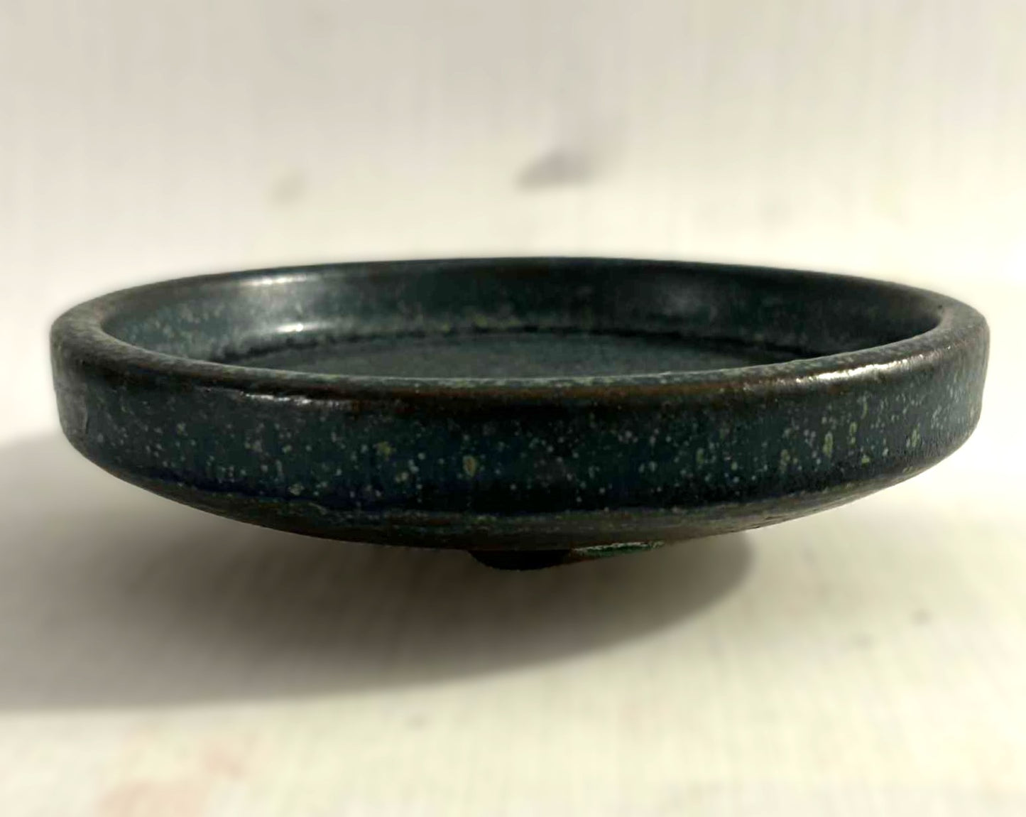 パルシュス産のミディアムサイズで希少なライトブルーの釉薬をかけた石器皿