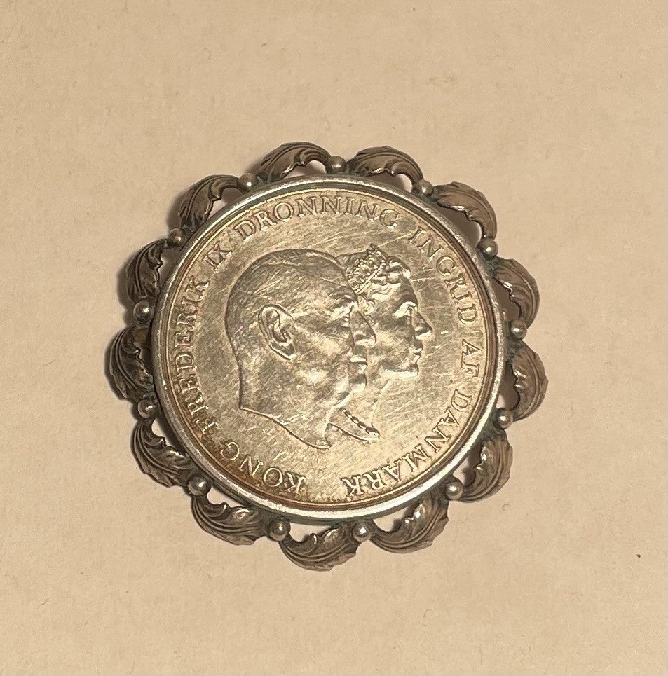 Flot sølvbroche /sølvmønt, Frederik & Ingrid 24 May 1935-1960 - nr. 01681
