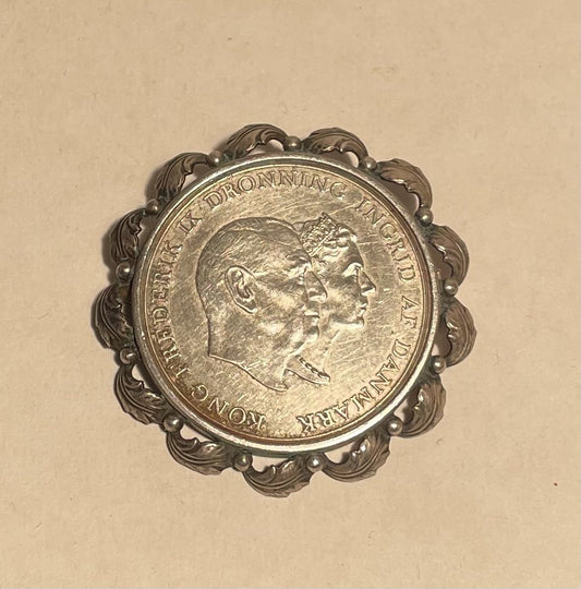 Flot sølvbroche /sølvmønt, Frederik & Ingrid 24 May 1935-1960 - nr. 01681