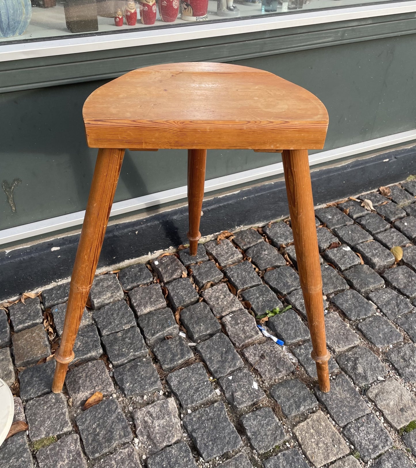 High three-legged stool in solid pine from the 70s - no. 09933