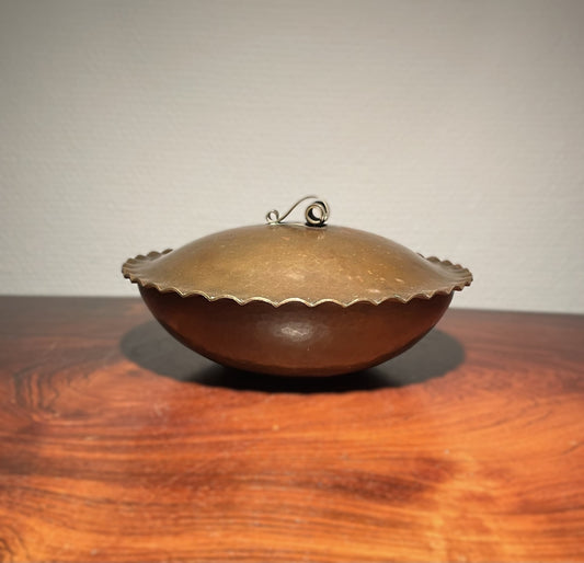 Flot vintage bronzeskål med låg – Solid elegance