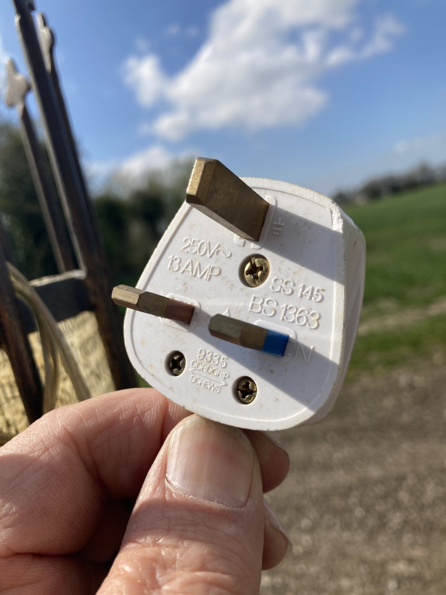 Stor udenlands standerlampe af jern og glasfiber rør . nr. 0420