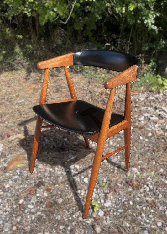 Beautiful teak armchair with artificial leather, attributed to Aksel Bender Madsen and Ejner Madsen - no. 25777445