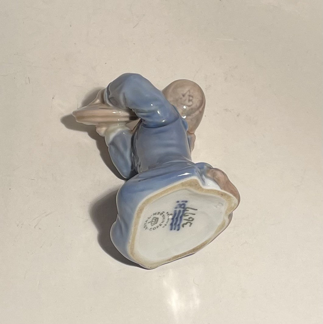 Beautiful Royal Copenhagen porcelain figurine, "Girl with pot lid", design by Ada Bonfils - no. 011025