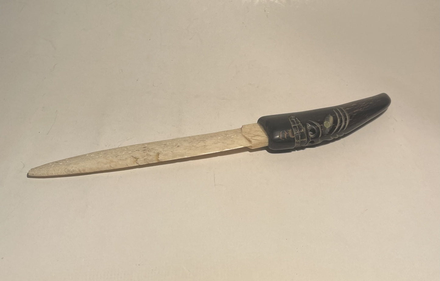 Papir kniv med Tupilak håndtag, udskåret i horn fra en Buffalo og ribben fra en hval - nr. 09980