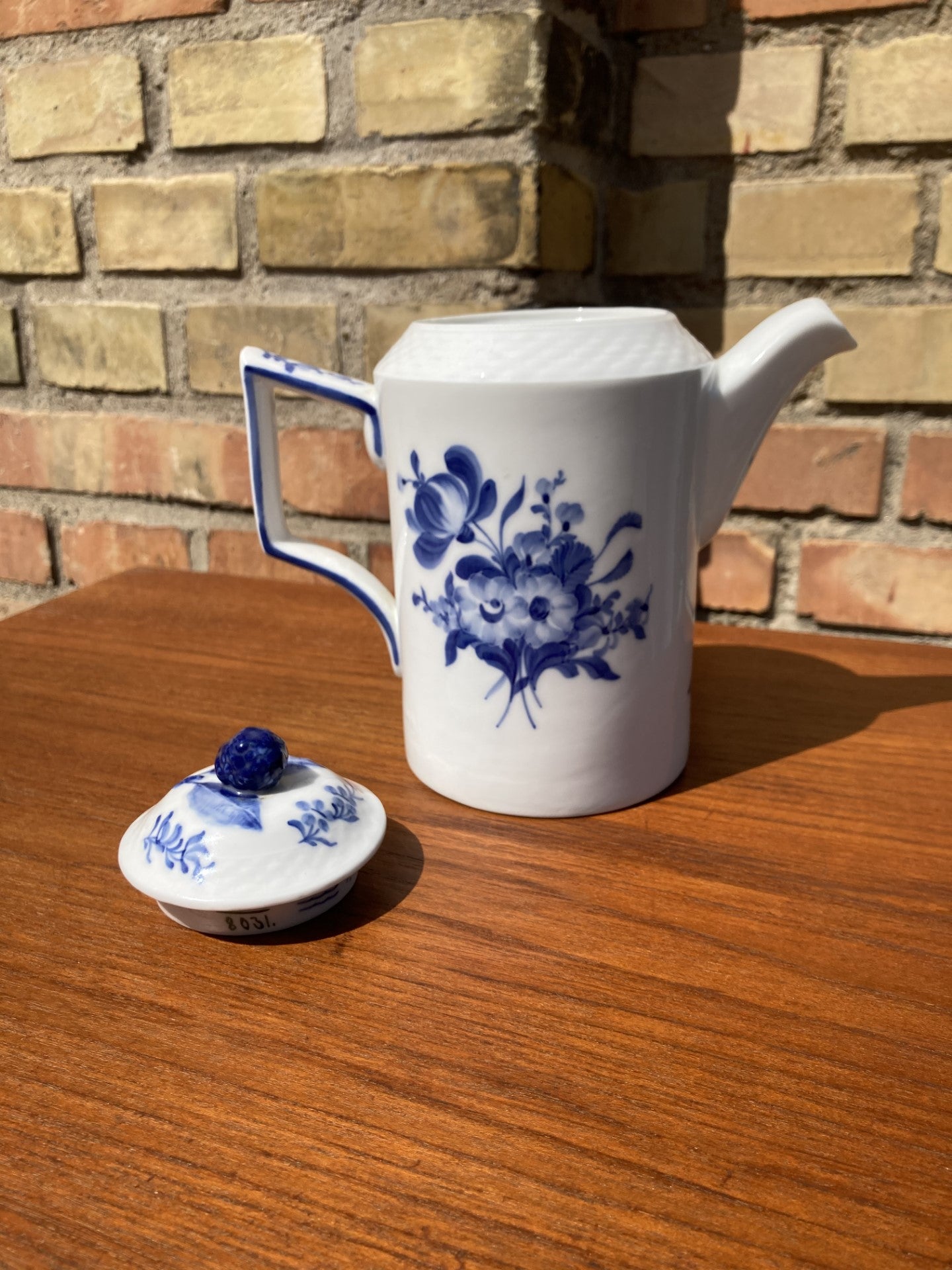 Royal Copenhagen, "flette blå blomst", ganske sjælden kaffekande  - nr. 0201