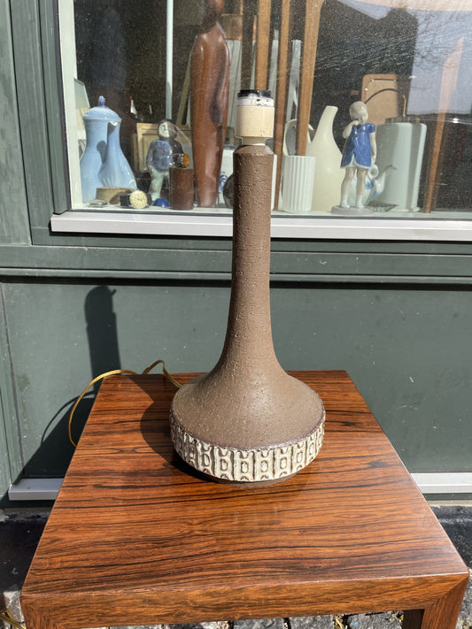 Flot Helge Bjufstrøm stentøj bordlampe, design af Michael Andersen - nr. 011930