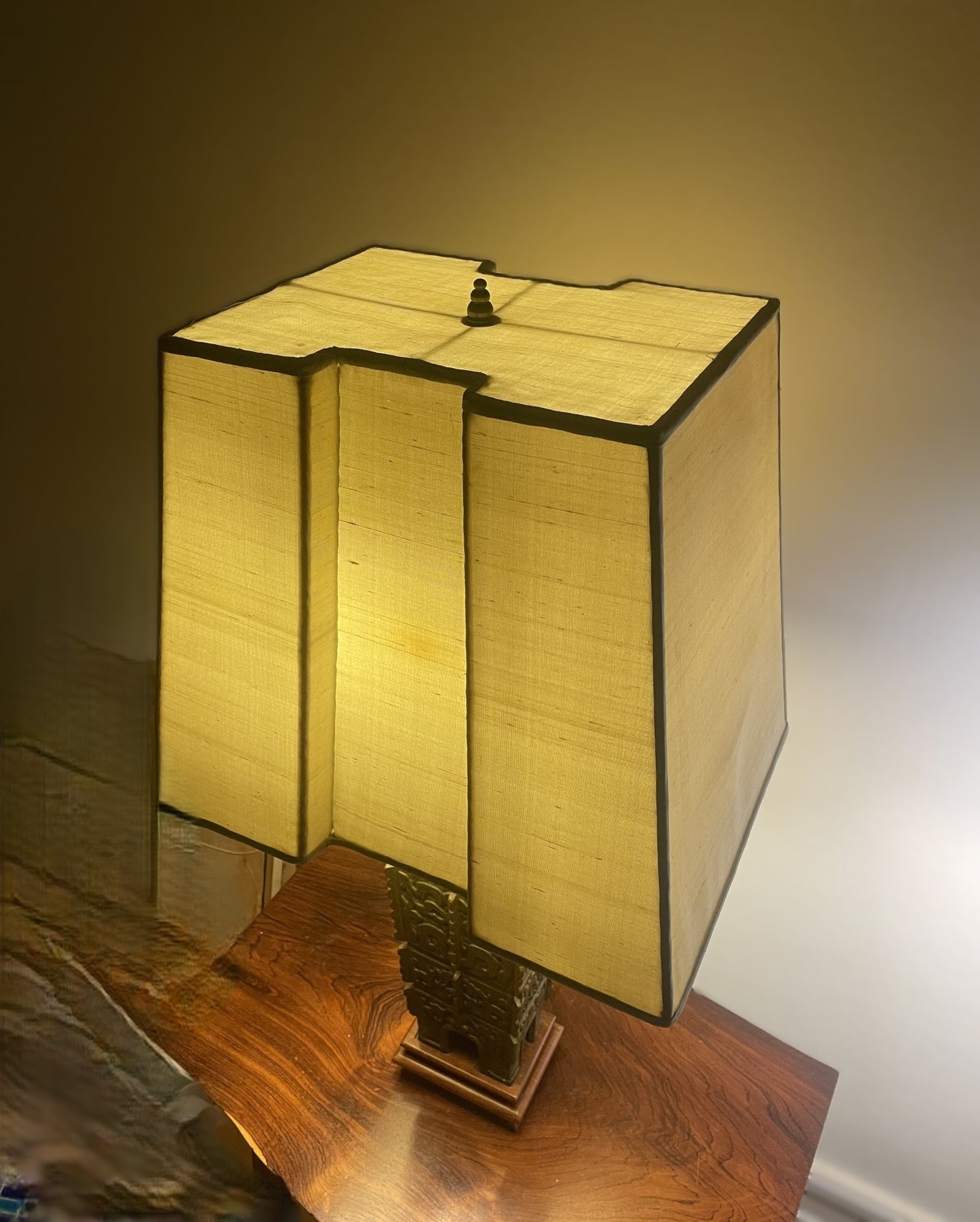 Beautiful large Chinese bronze table lamp from the 20th century - no. 060080