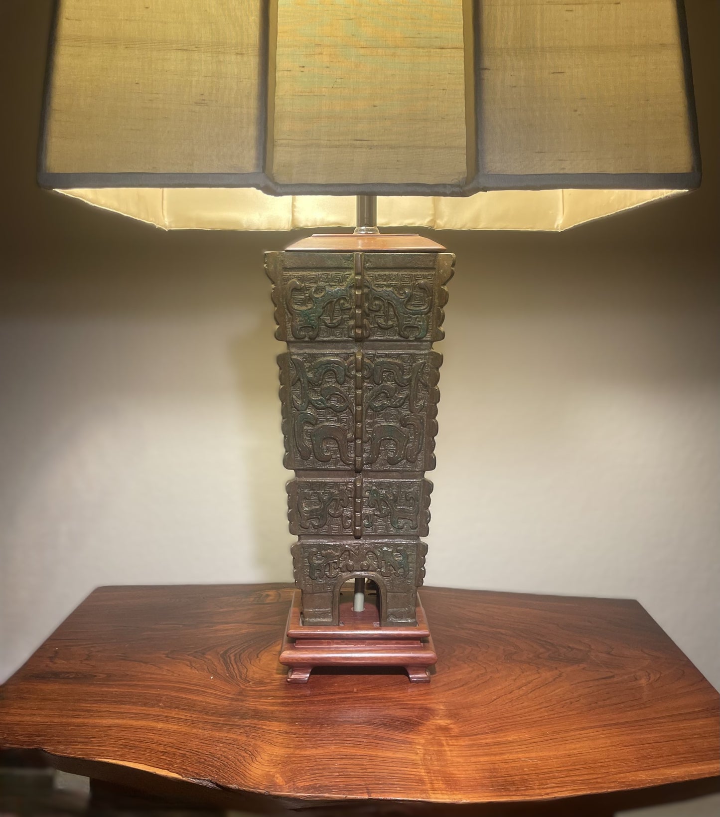 Beautiful large Chinese bronze table lamp from the 20th century - no. 060080
