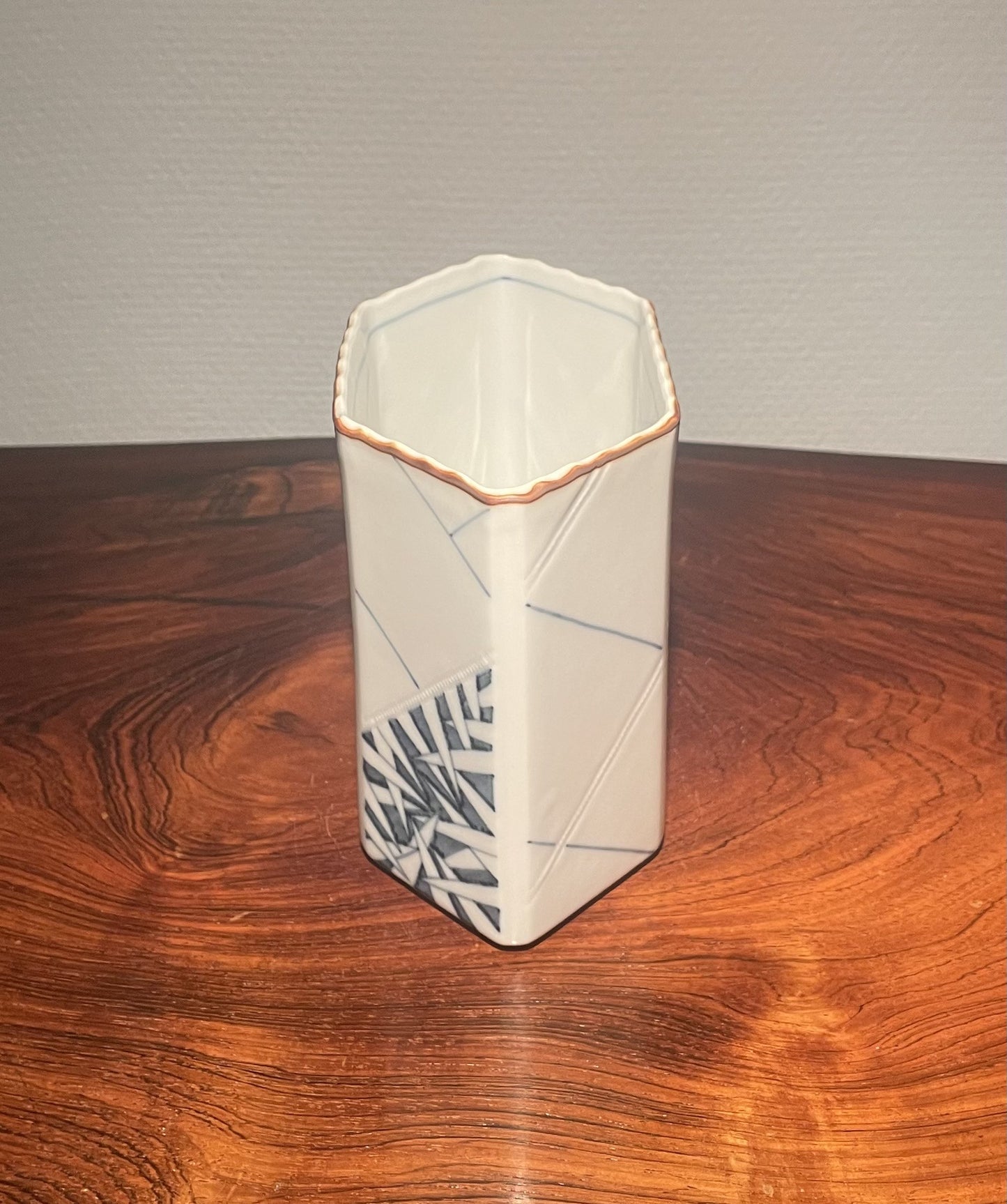 ロイヤル コペンハーゲンの美しい磁器の花瓶。デザインはアンヌ マリー トロル。1970 年代 - No. 080010