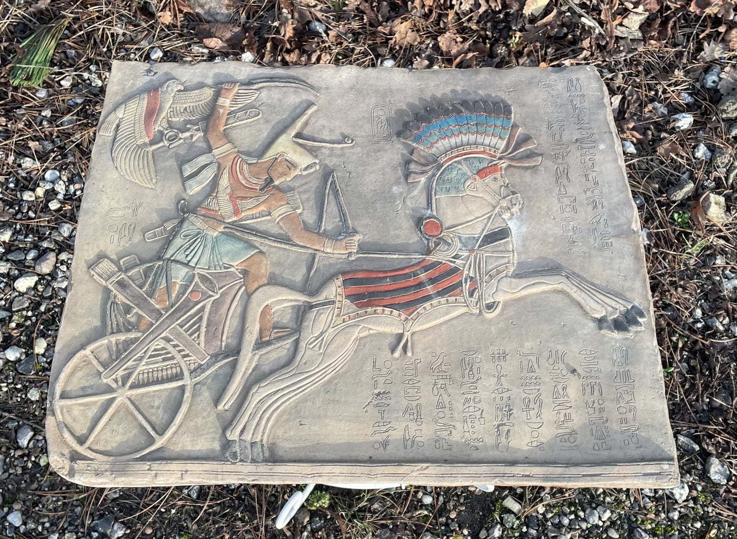 Wall relief in cement "King Pharaoh in his light chariot - no. 080080