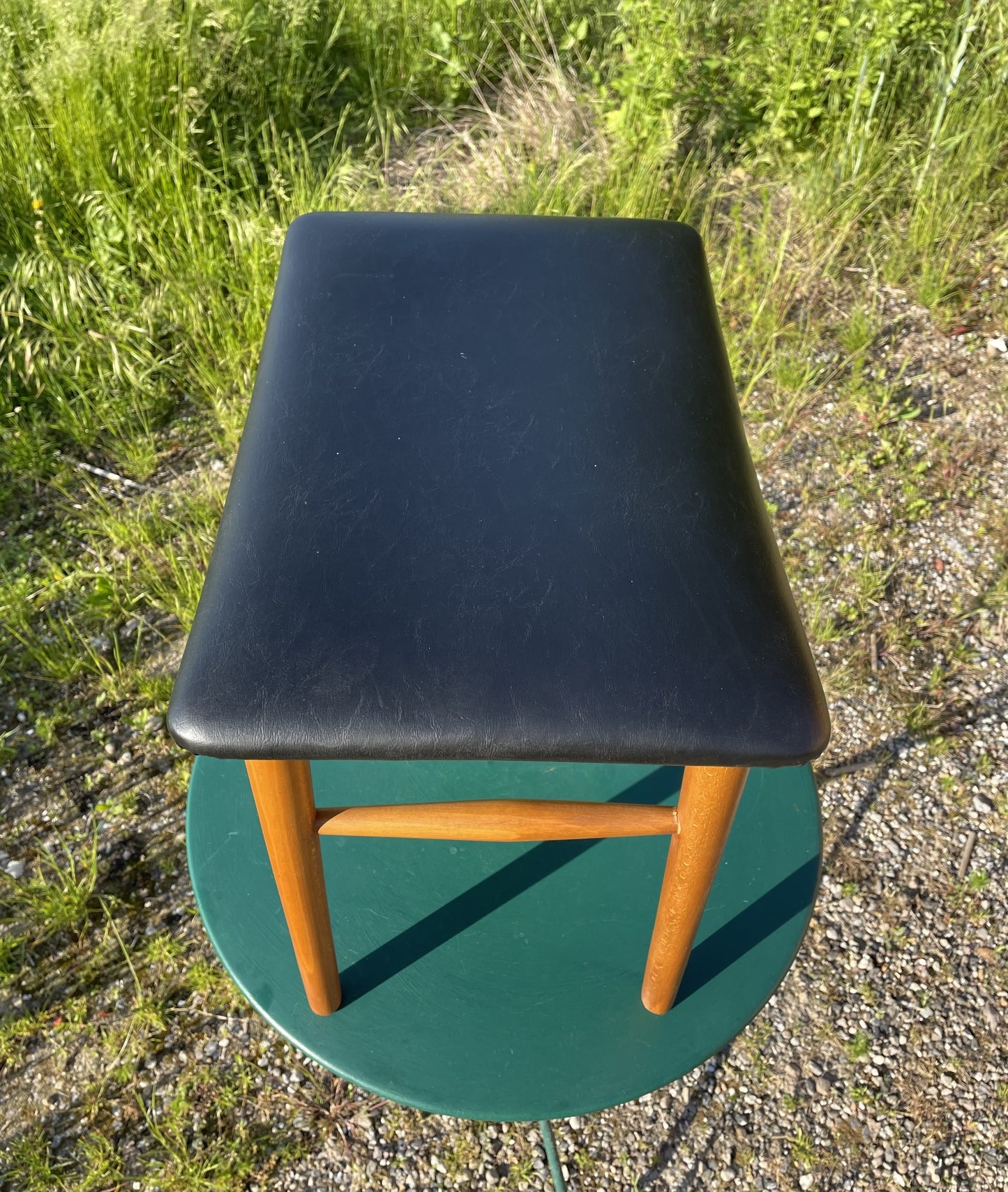 Flot taburet i bøg og kunstskind - nr. 022080