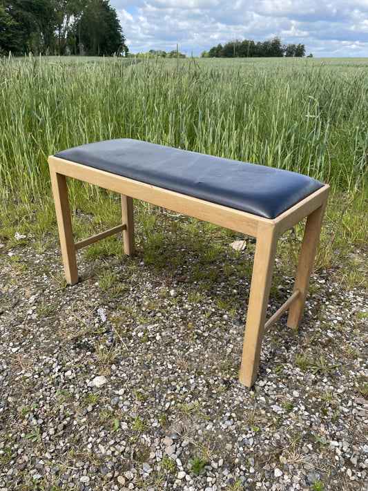Beautiful oak bench later stained white - no. 027090