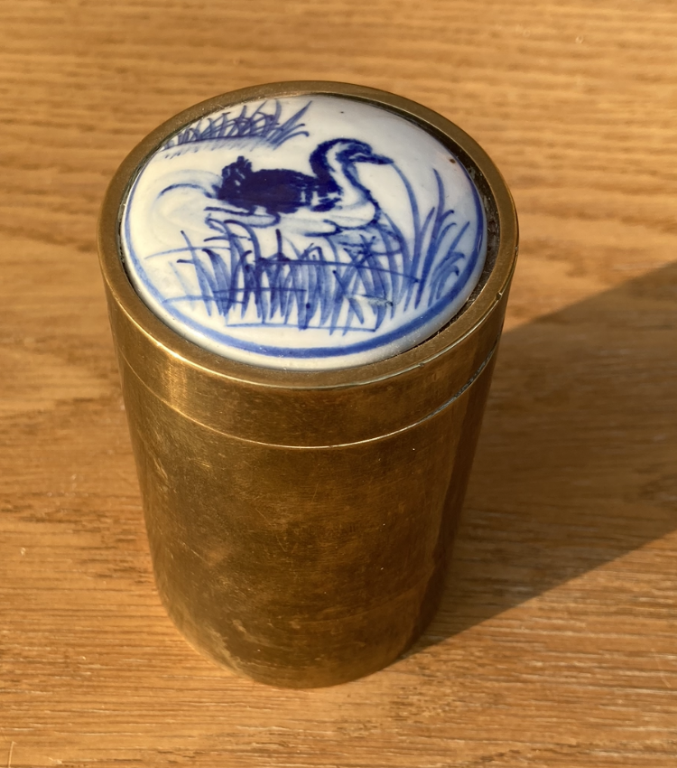 Beautiful brass box with porcelain lid - no. 0799