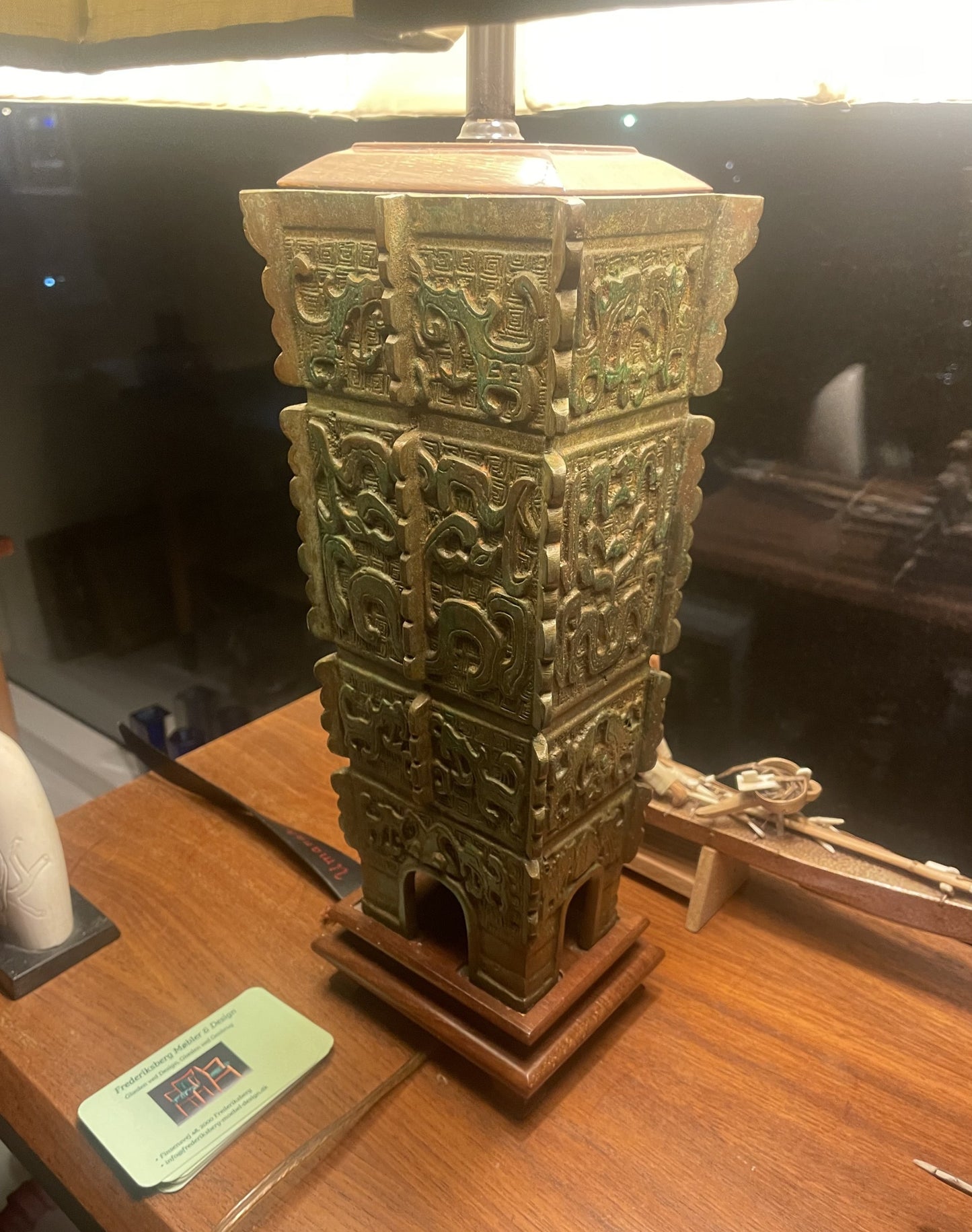 Beautiful large Chinese bronze table lamp from the 20th century - no. 060080