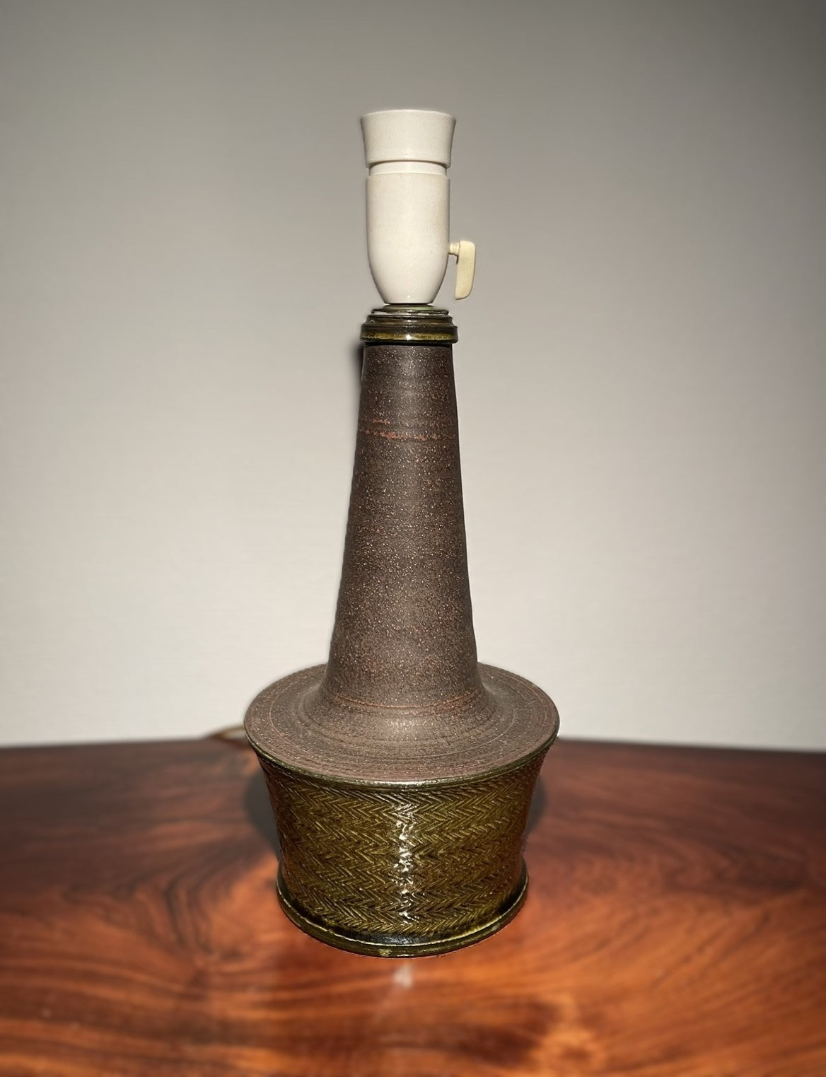 Nils Khaler (1906-1979) beautiful stoneware table lamp by the brand HAK /Nils - no. 900100