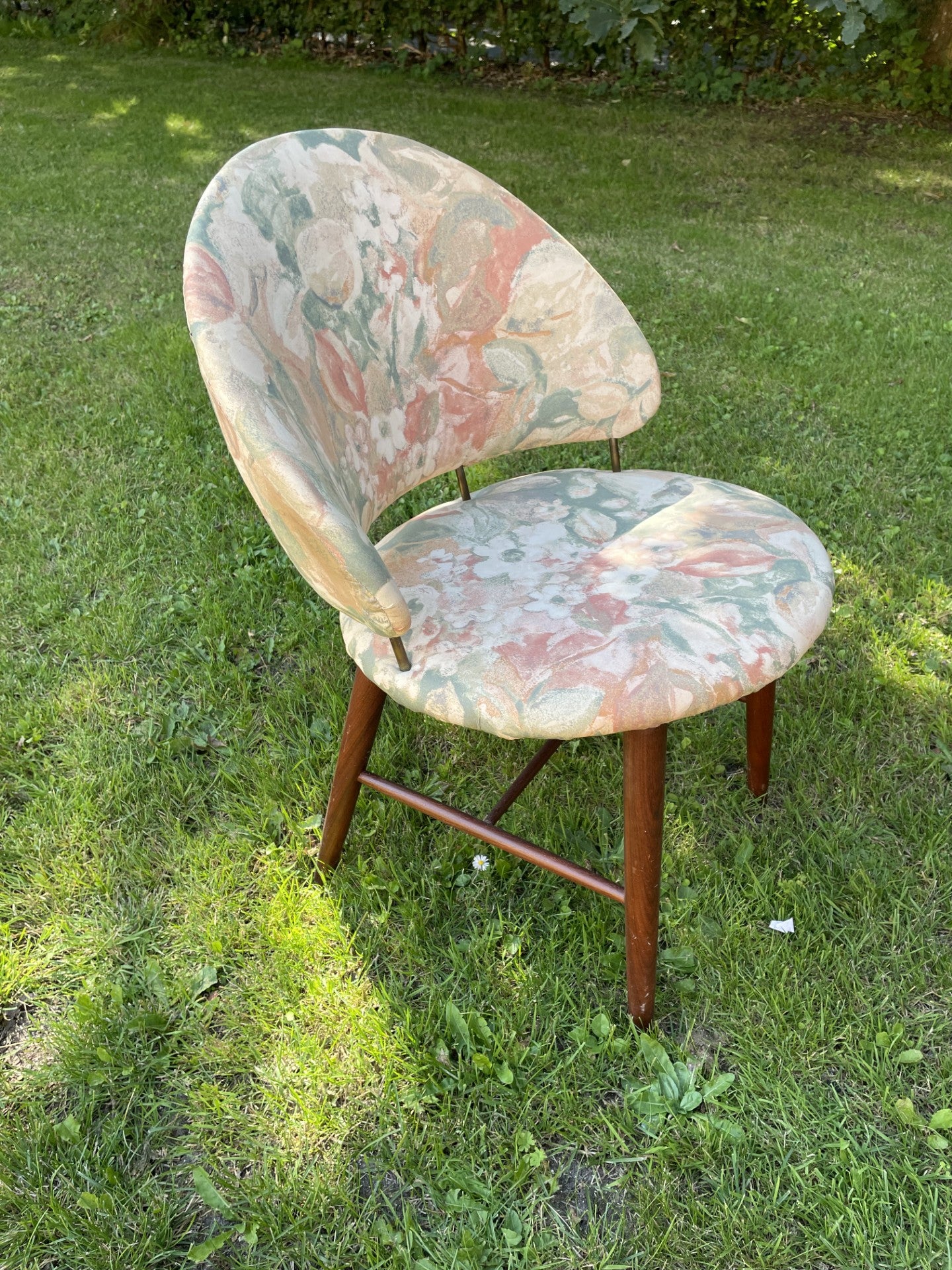 Flot stol med stel af teak træ og med messing afstandstykker - nr. 09116