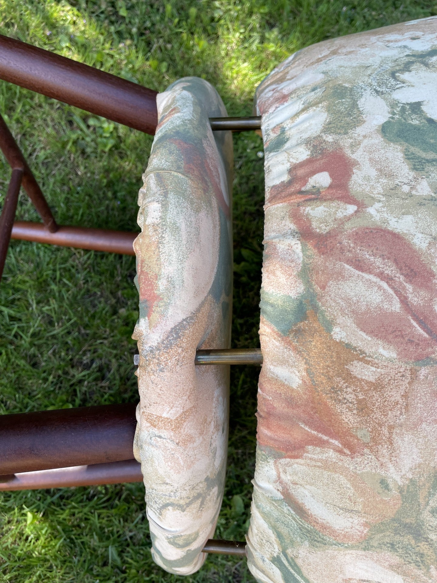 Flot stol med stel af teak træ og med messing afstandstykker - nr. 09116