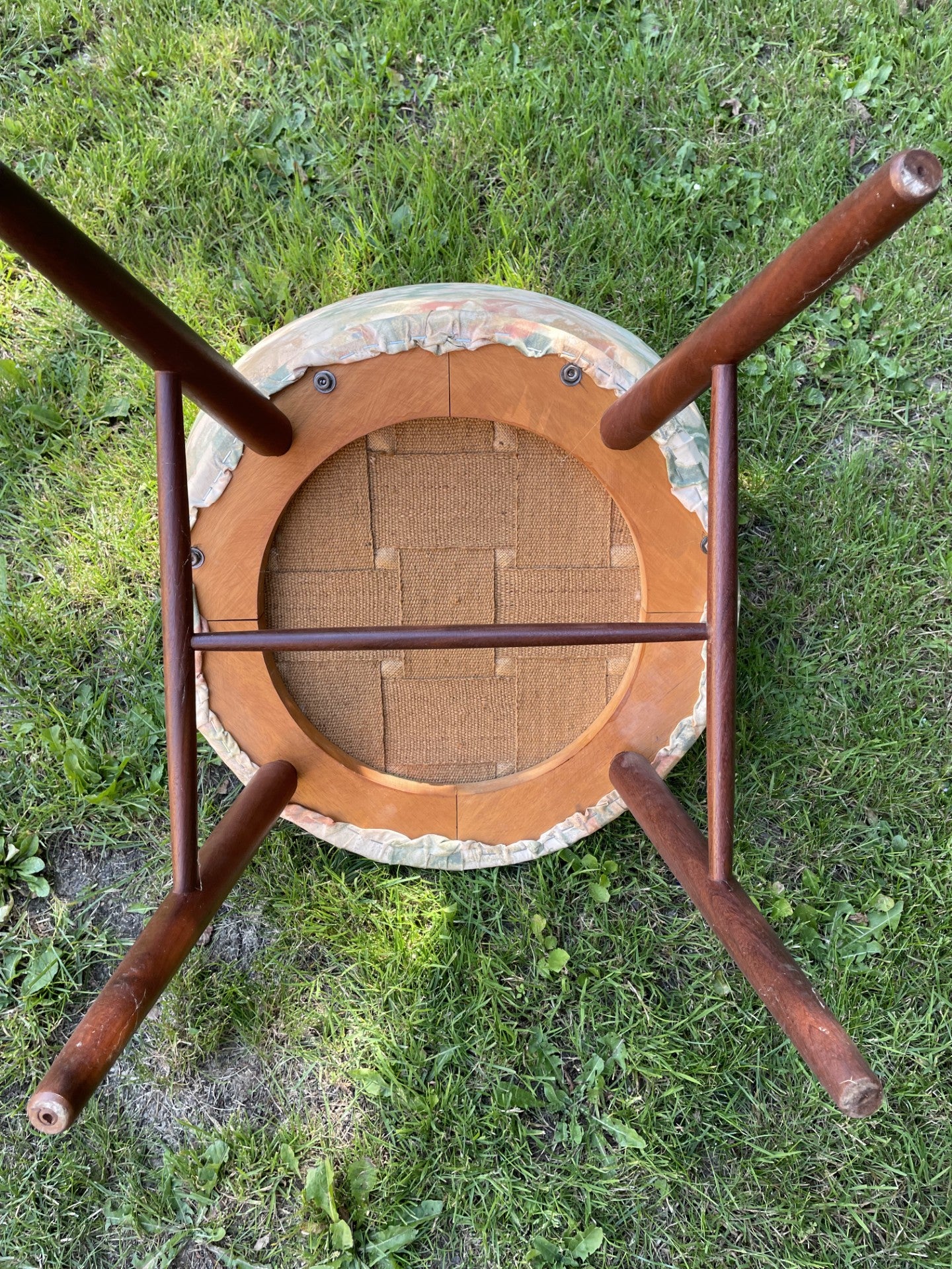 Flot stol med stel af teak træ og med messing afstandstykker - nr. 09116