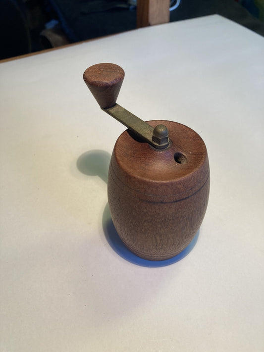 Flot teak og messing  peberkværn - nr. 01101
