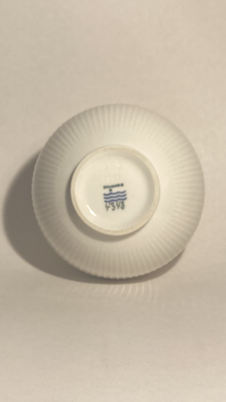 Hans Henrik Hansen porcelain vase from Royal Copenhagen - no. 01310