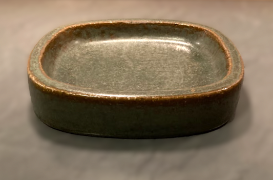 Palshus stentøjsfad i grønne og brunlige nuancer, design af Per Linnemann-Schmidt