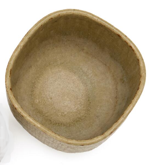 モスグリーンの釉薬で装飾され、モチーフが浮き彫りにされた四面の石器ボウル。エヴァ・シュテル・ニールセン（1911年フレゼリクスベア生まれ、1976年没）がデザインし、SAXBOのために製作された。 