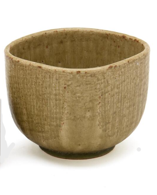 モスグリーンの釉薬で装飾され、モチーフが浮き彫りにされた四面の石器ボウル。エヴァ・シュテル・ニールセン（1911年フレゼリクスベア生まれ、1976年没）がデザインし、SAXBOのために製作された。 