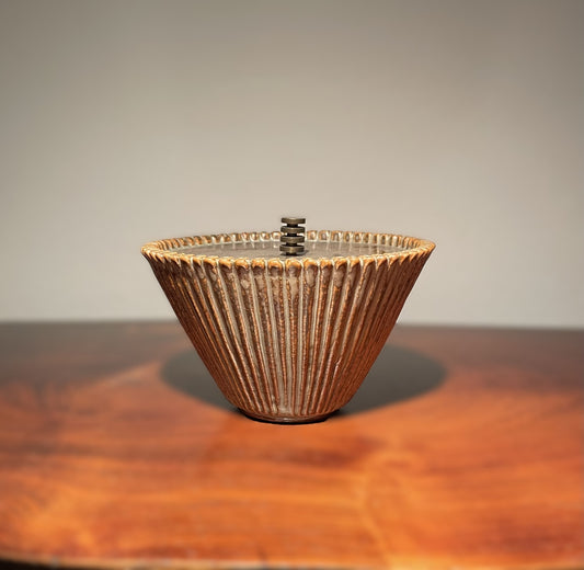 Arne Bang 美しいブロンズ製の蓋が付いた炻器の花瓶、モデル 119 - no. 060010
