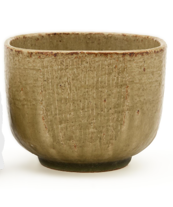 モスグリーンの釉薬で装飾され、モチーフが浮き彫りにされた四面の石器ボウル。エヴァ・シュテル・ニールセン（1911年フレゼリクスベア生まれ、1976年没）がデザインし、SAXBOのために製作された。 